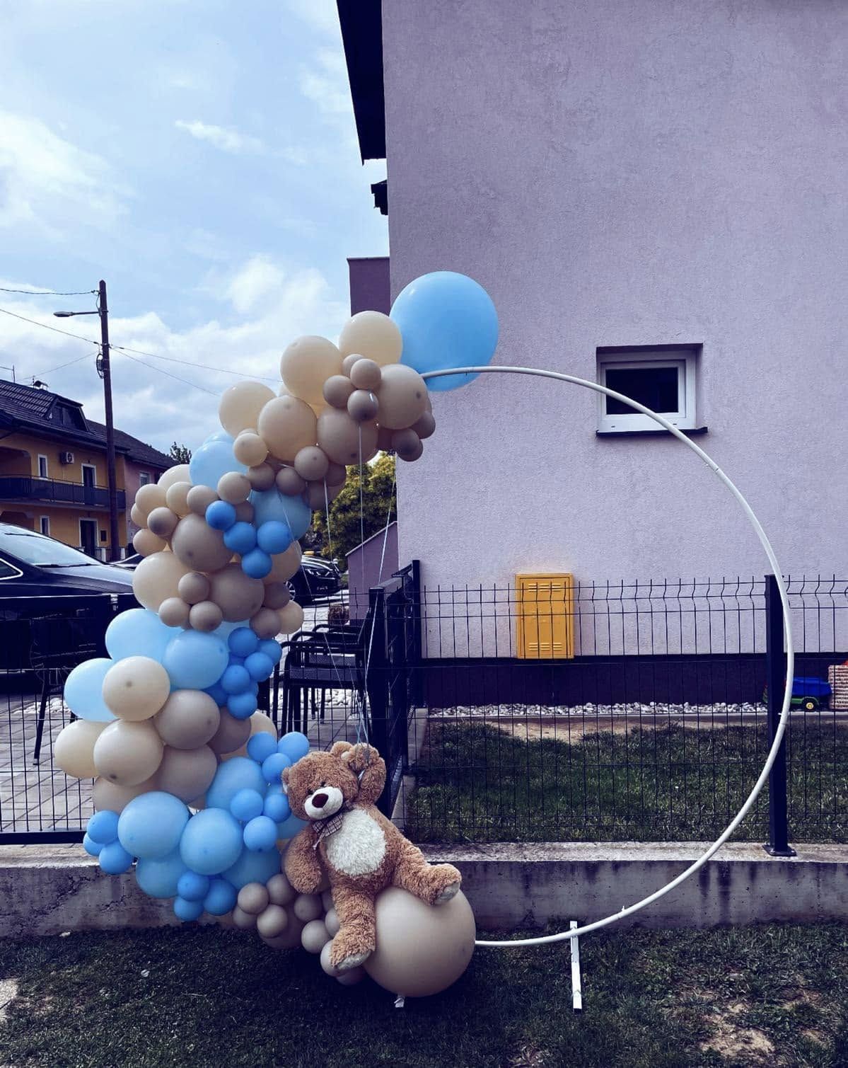 Balonski krug s plišanim medvjedićem