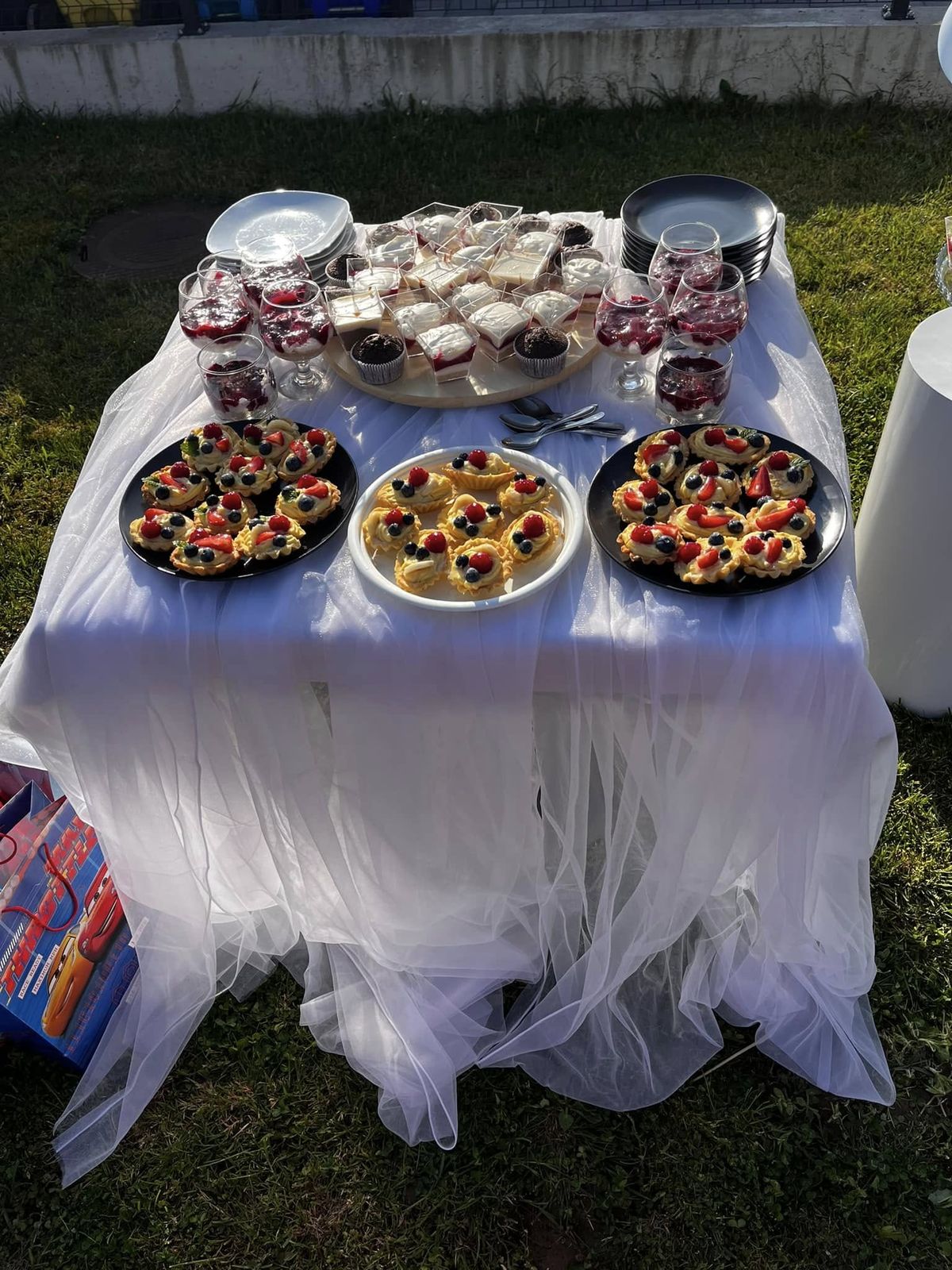 Catering stol s poslasticama