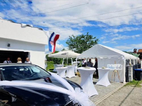 Ukrašen vjenčani automobil ispred šatora
